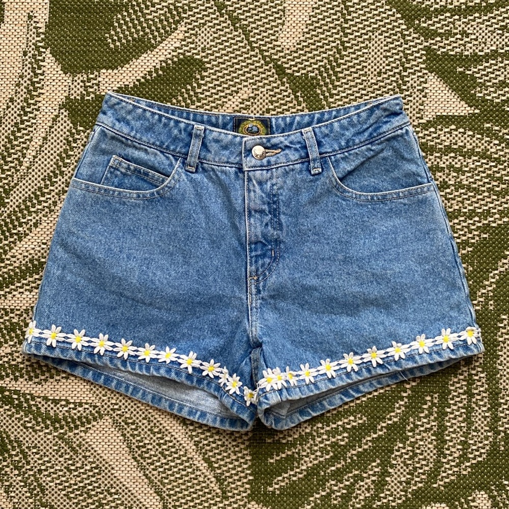 Vintage Paris Blues Stonewashed Denim Daisy Trimmed Shorts Barely Worn